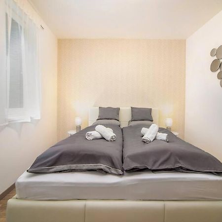 Grace Pine Apartment 1 Будапеща Екстериор снимка