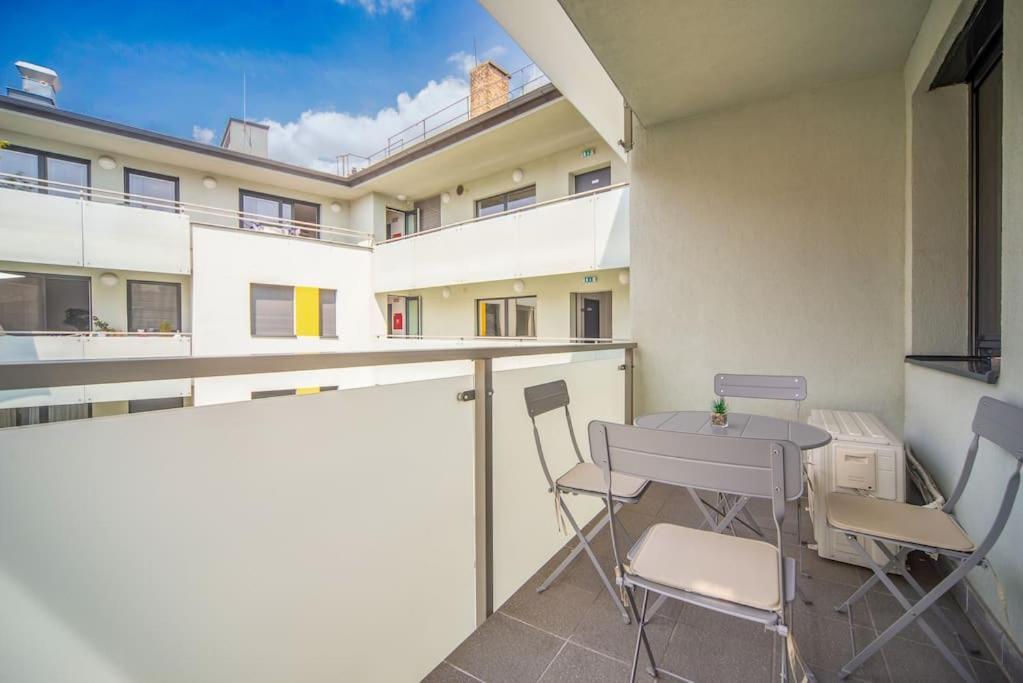 Grace Pine Apartment 1 Будапеща Екстериор снимка