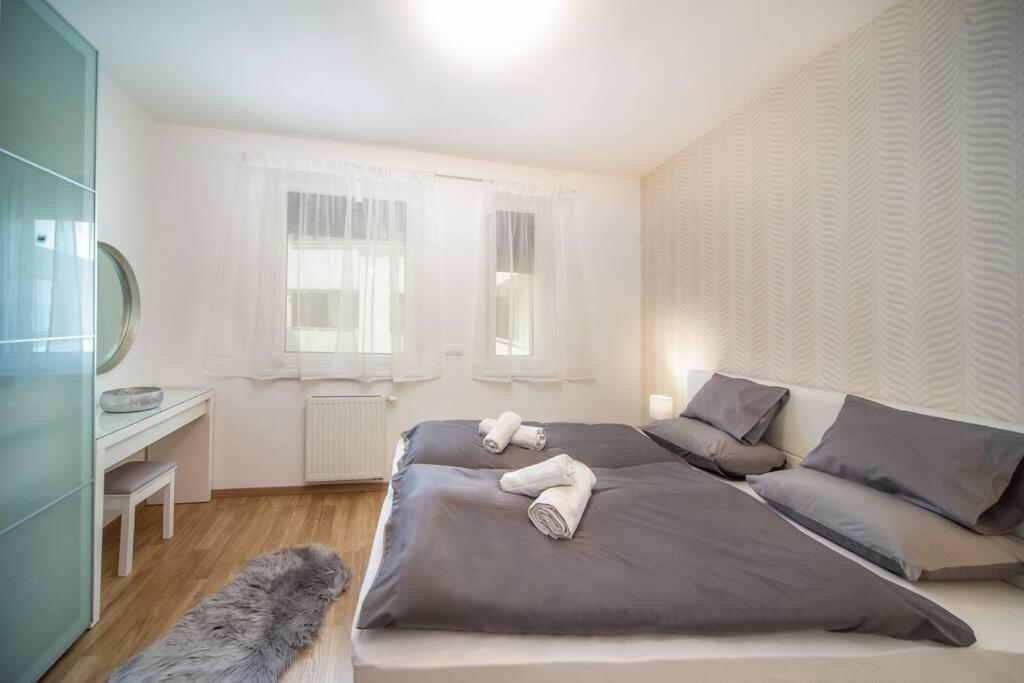 Grace Pine Apartment 1 Будапеща Екстериор снимка