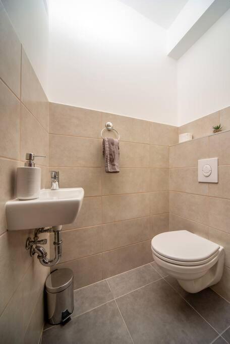 Grace Pine Apartment 1 Будапеща Екстериор снимка