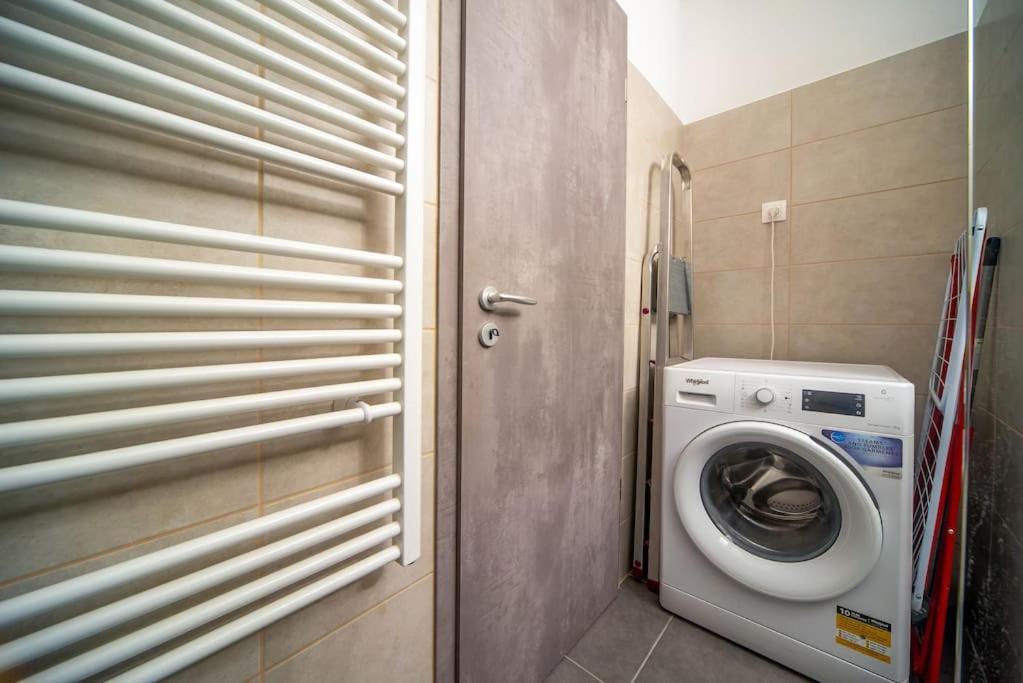 Grace Pine Apartment 1 Будапеща Екстериор снимка