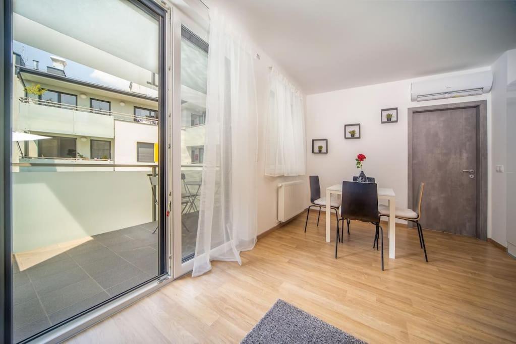Grace Pine Apartment 1 Будапеща Екстериор снимка